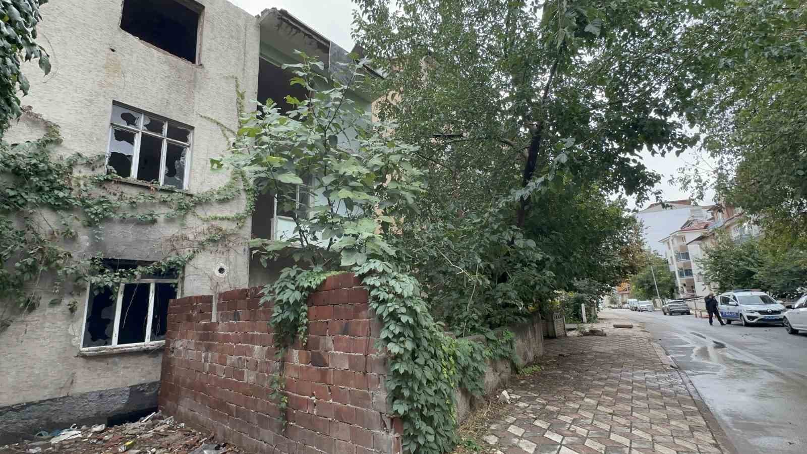 Elazığ'da Metruk Binada Korkutan Yangın