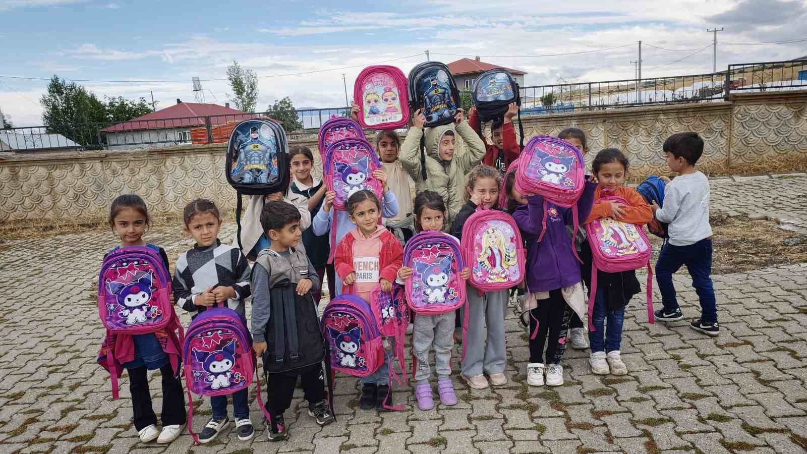 Muşlu Polis Memuru 12 Yıldır Köy Çocuklarının Yanında