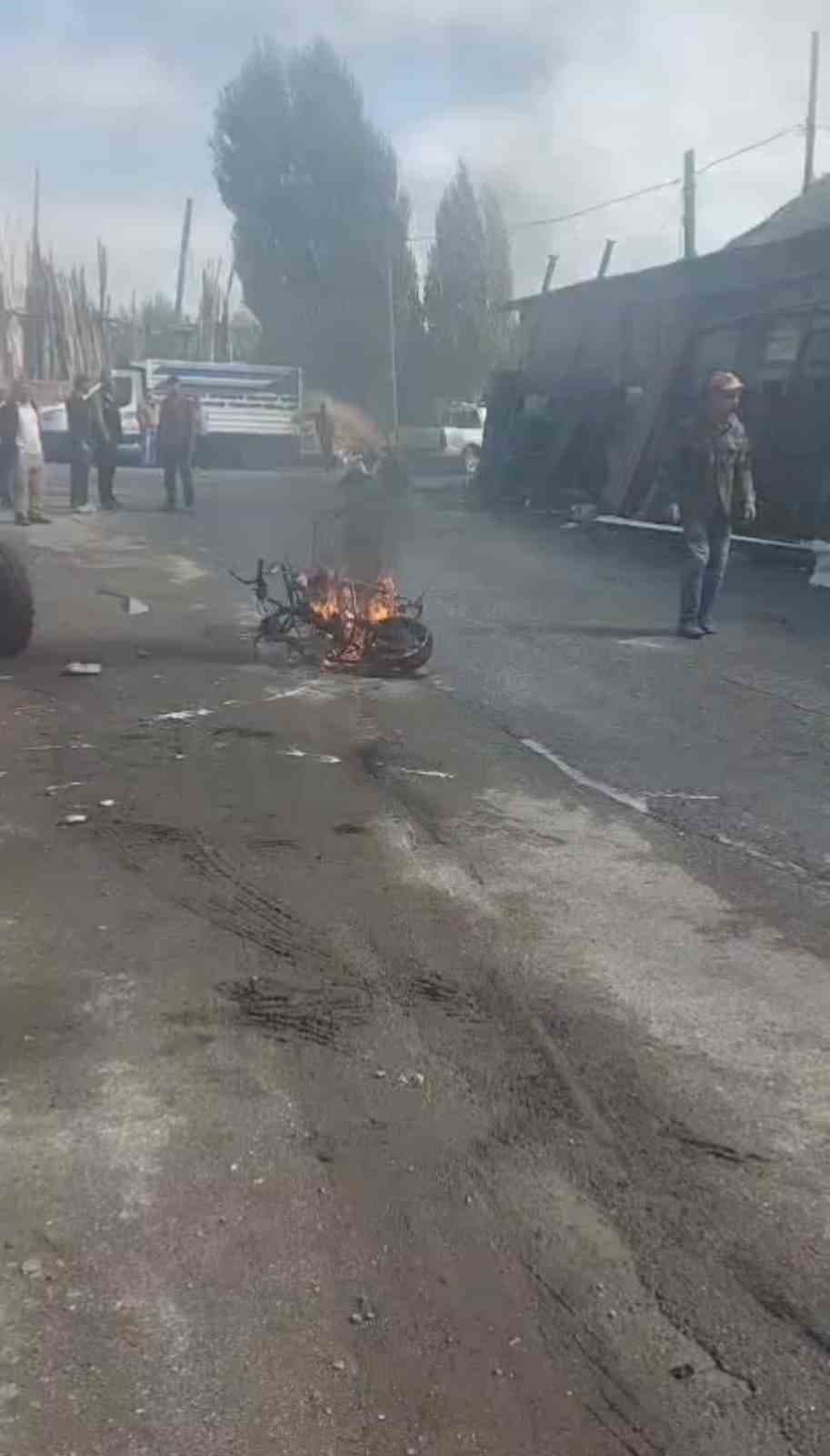 Bingöl'de Kaynak İşlemi Sırasında Motosiklet Alevlere Teslim Oldu