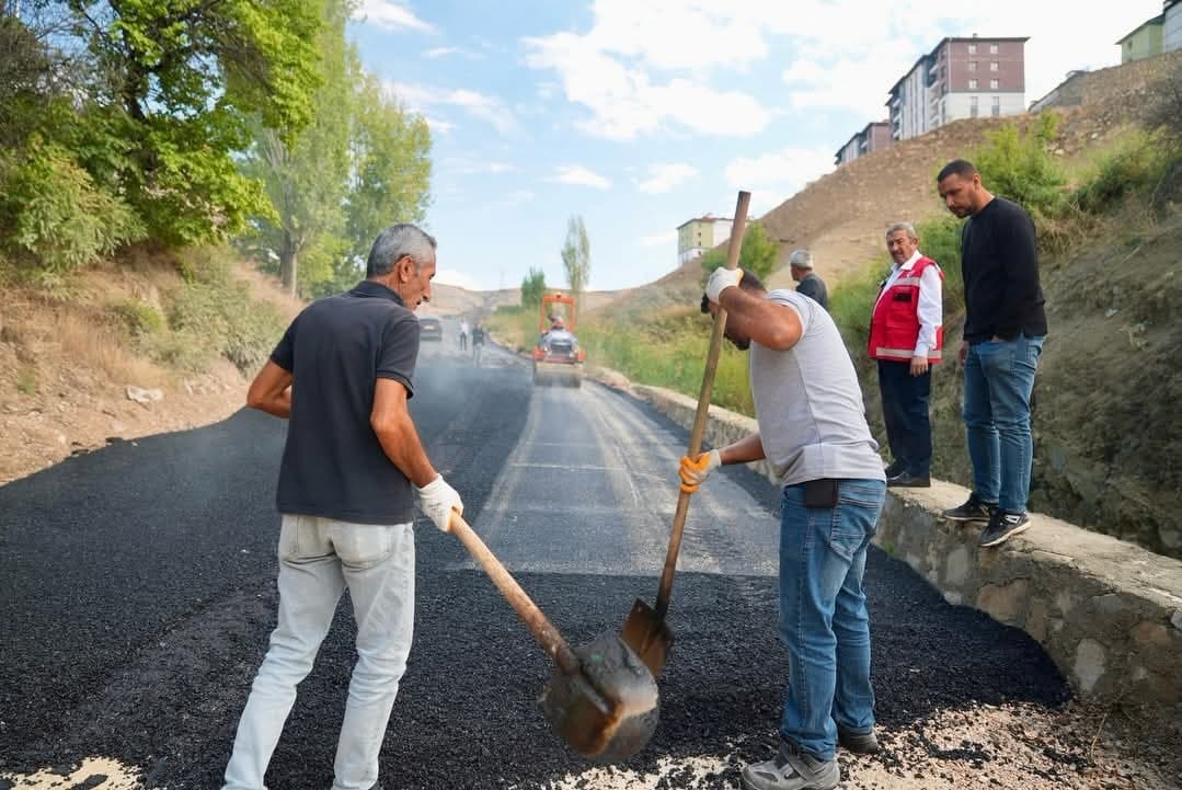 Darende'de Yol Yenileme Çalışmaları Devam Ediyor