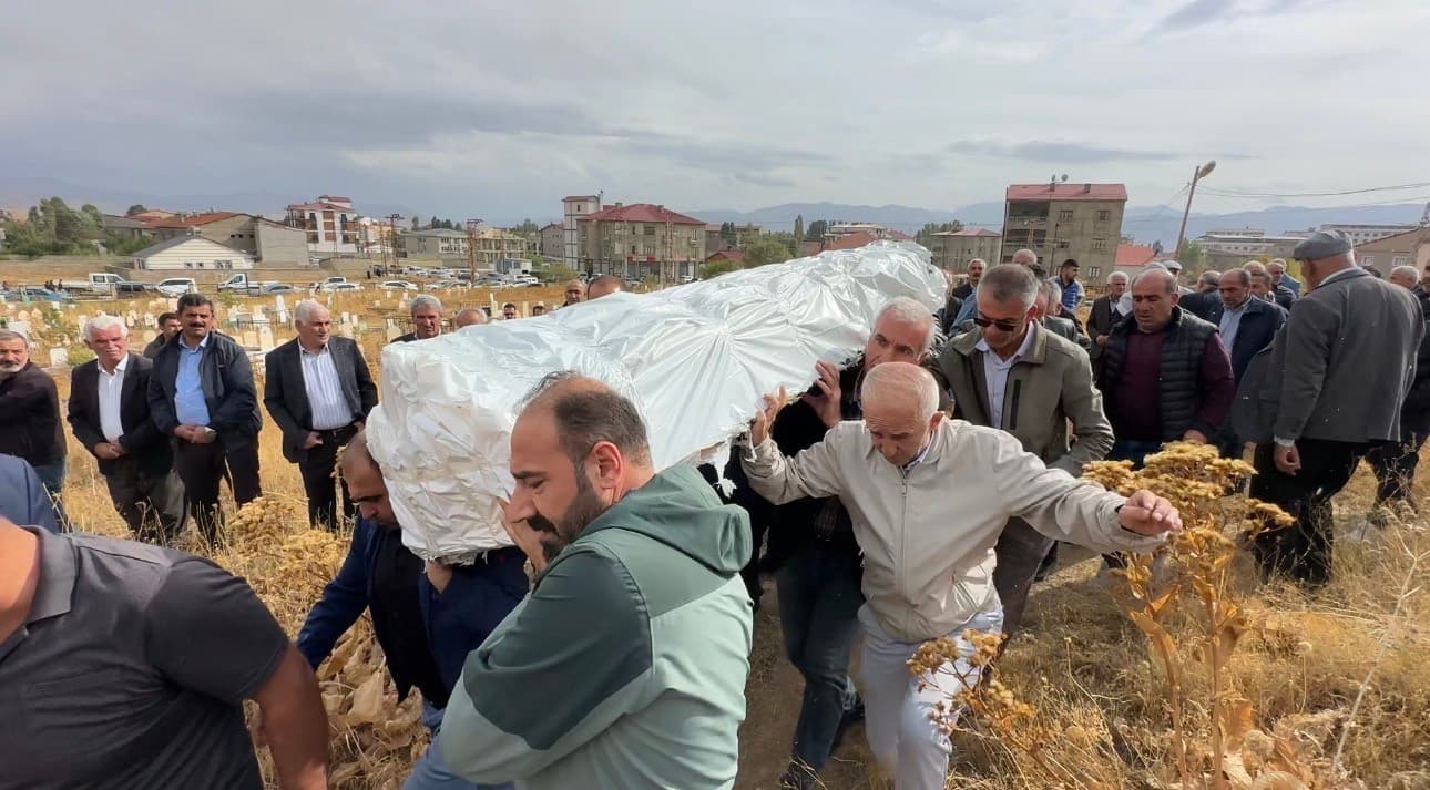 Umre Dönüşü Kalp Krizi Geçiren Akif Kesici Yüksekova'da Defnedildi
