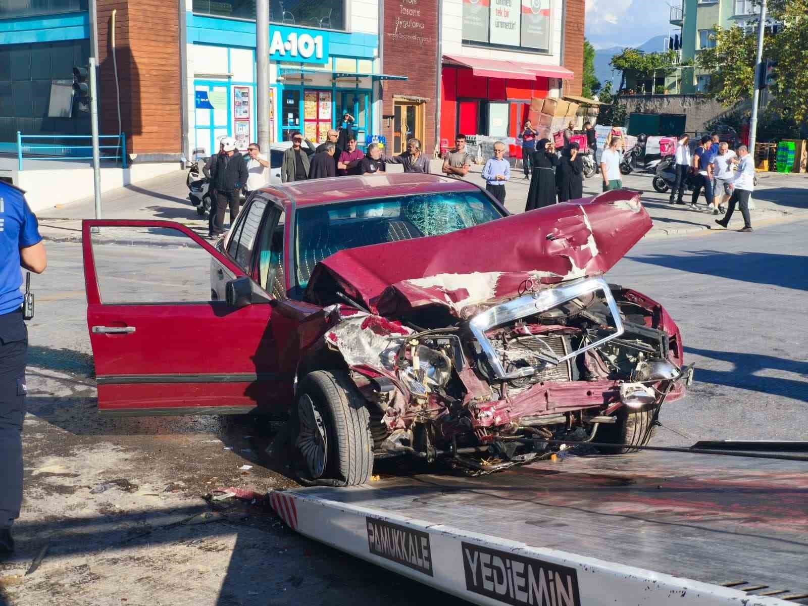 Denizli'de Kırmızı Işık İhlali Kazaya Yol Açtı: 2 Yaralı