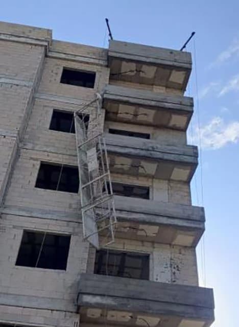 Tarsus'ta İnşaat İskelesinden Düşen İşçilerden Biri Yaşamını Yitirdi