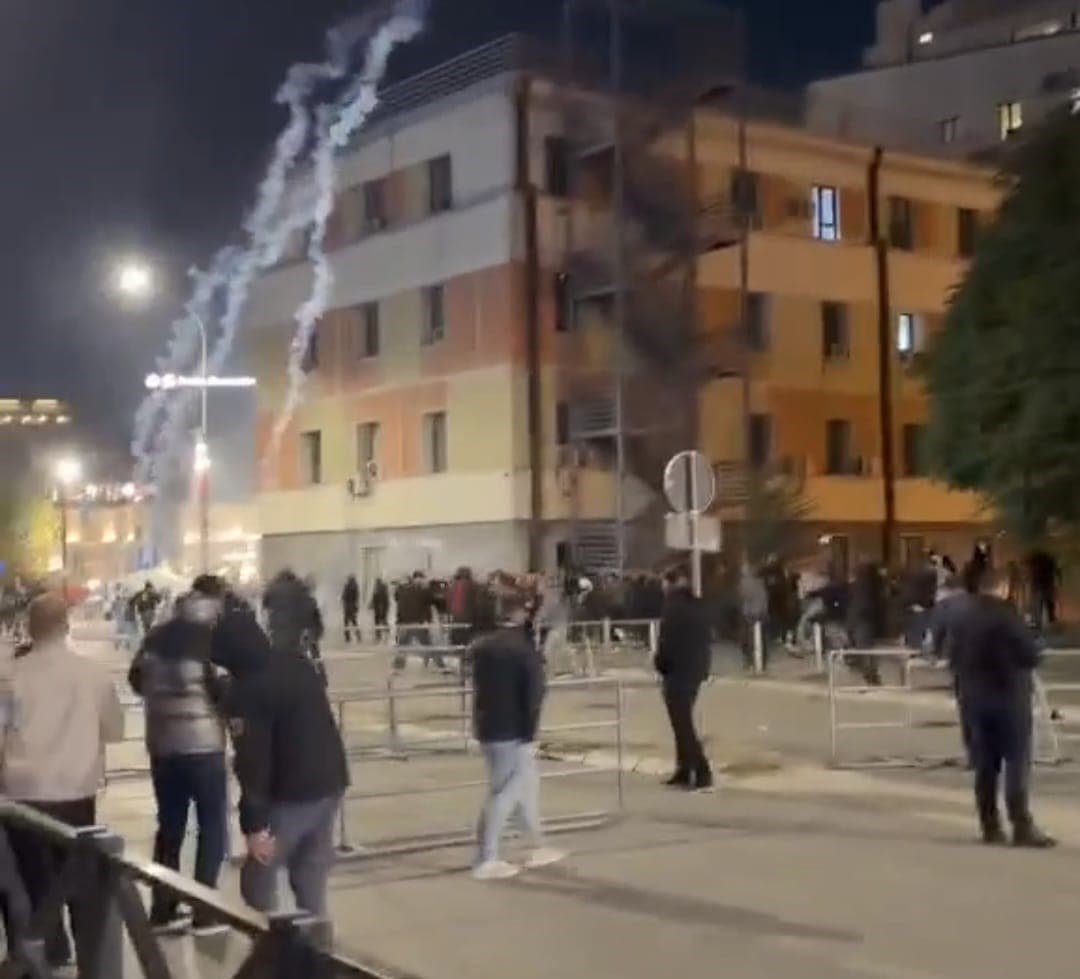 Kosova'da Özel Mahkeme Yasası Gerginliği: Protestocular ve Polis Karşı Karşıya Geldi