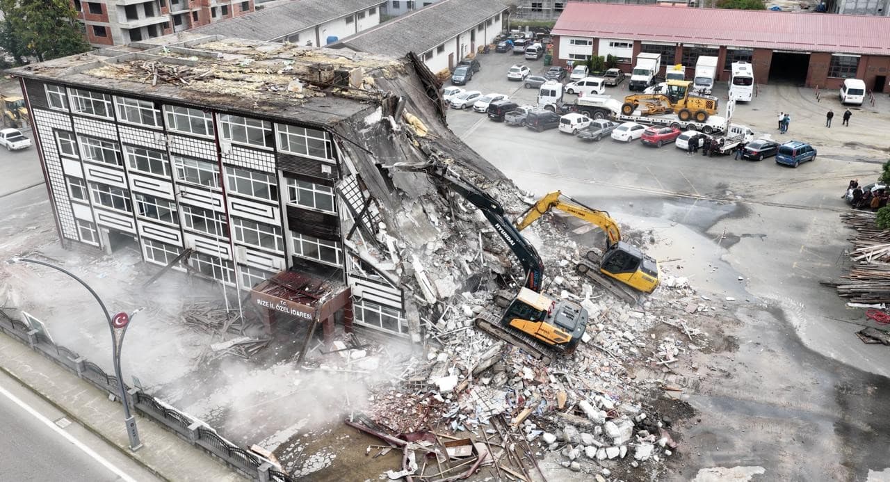 Rize İl Özel İdaresi'nin Riskli Hizmet Binaları Yıkılıyor