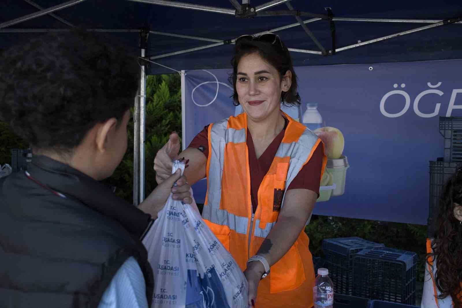 Kuşadası'nda 1400 Öğrenciye Haftalık Beslenme Desteği