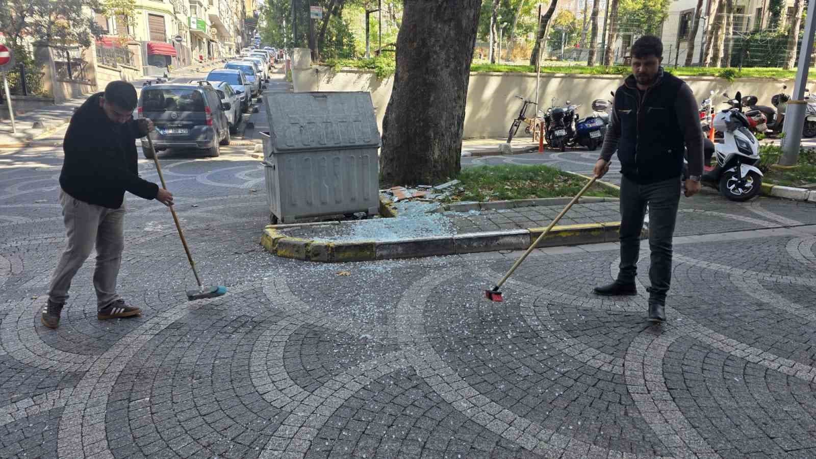 Bandırma'da Tadilat Atıkları Yola Saçıldı: Duşakabin Camları Parçalandı