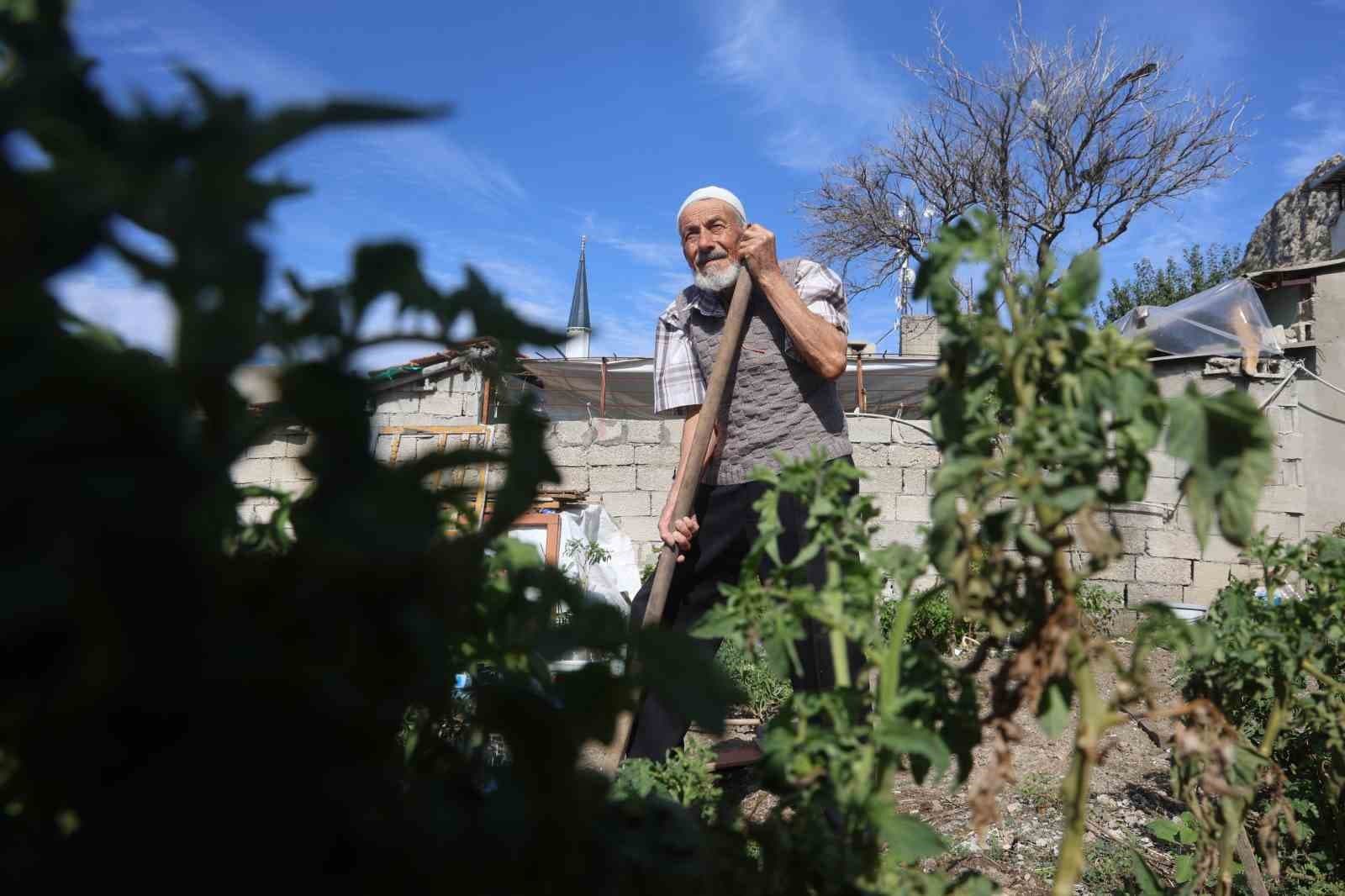 ‘Hayır yapmak kadar güzel bir şey yok’ diyen 90 yaşındaki adam, 100 metre mesafeden taşıdığı suyla yetiştirdiği ürünleri hayrına dağıtıyor