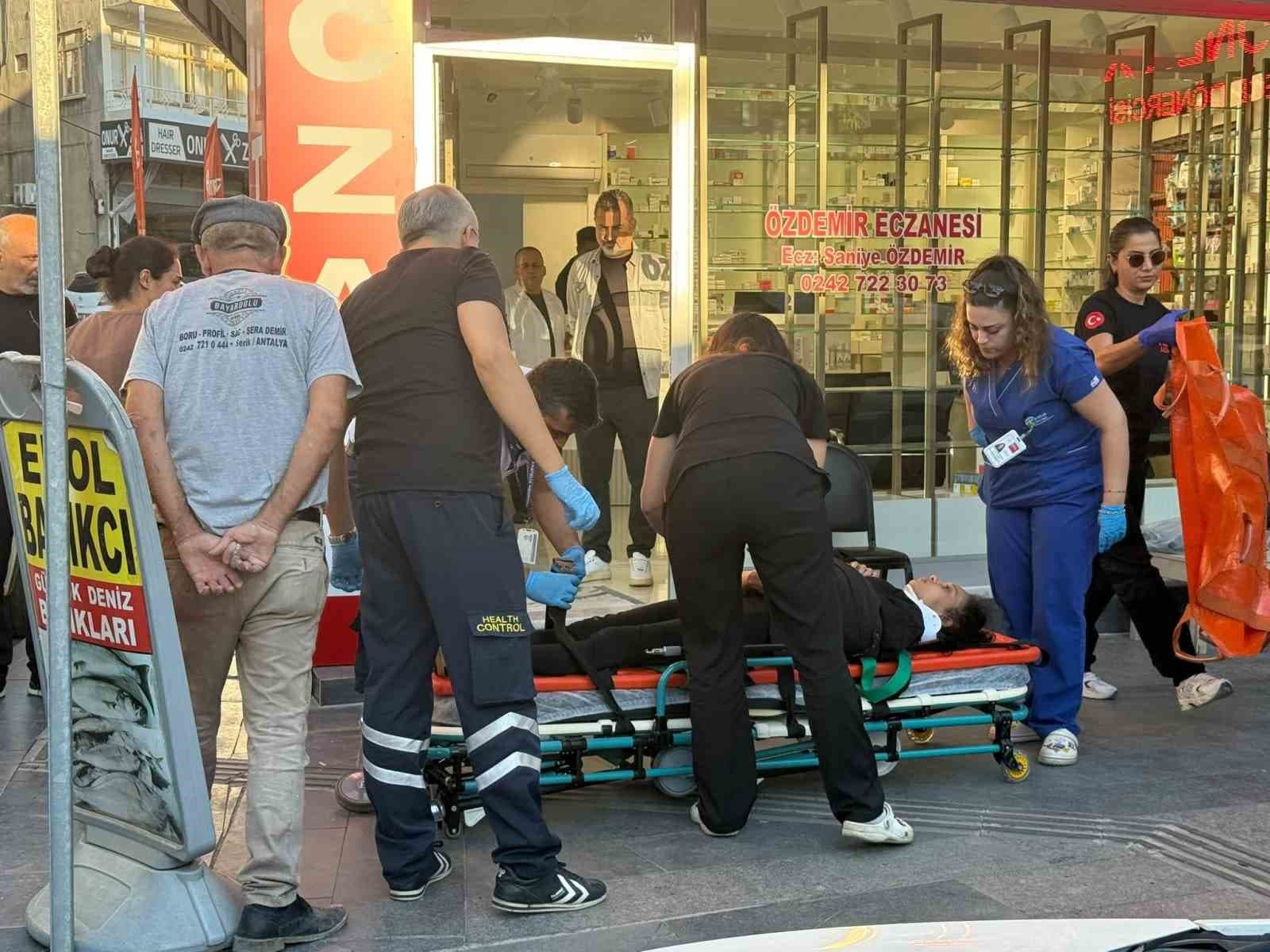 Antalya Serik'te Trafik Kazası: Motosikletteki 2 Kişi Yaralandı
