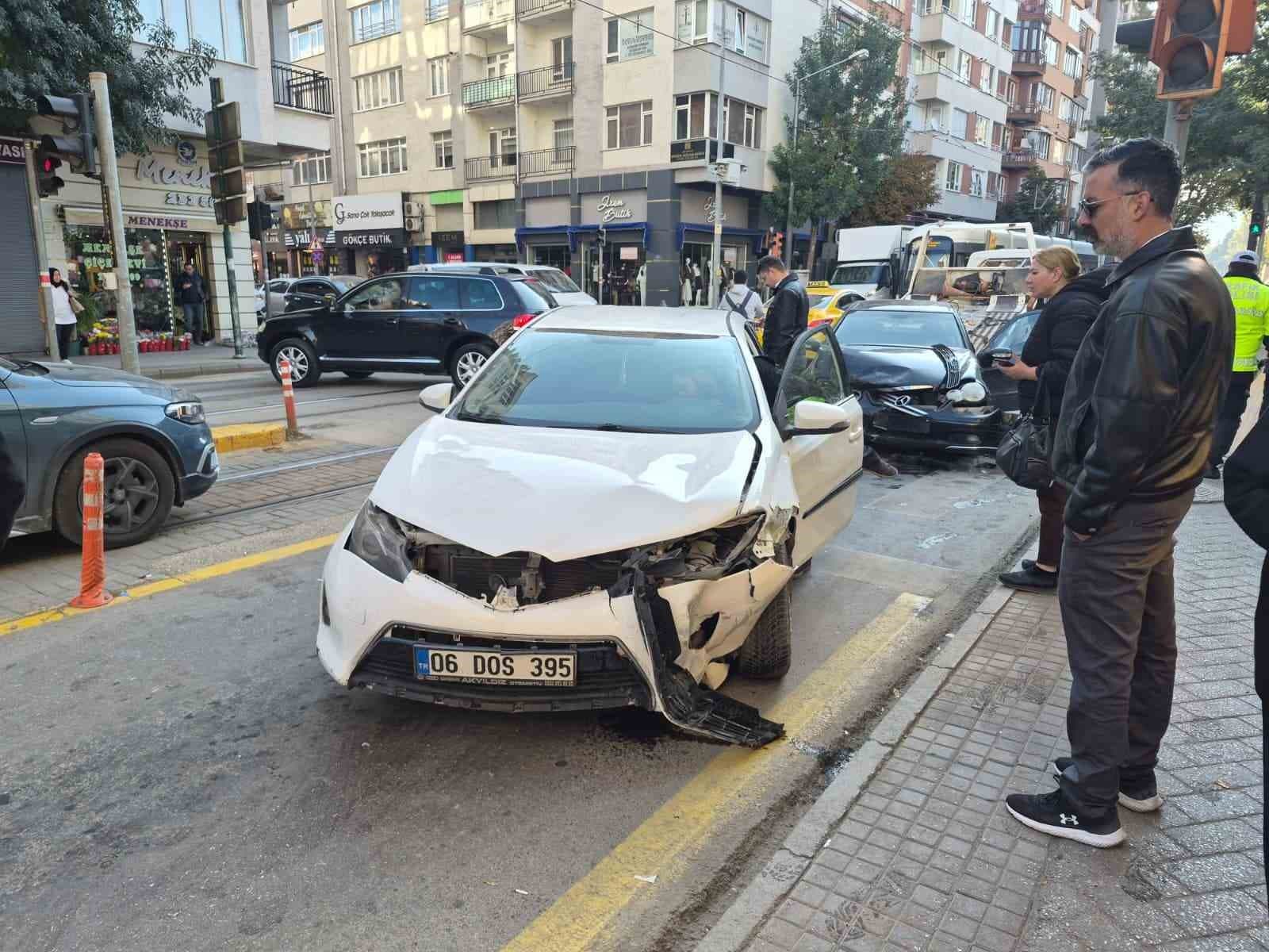 Eskişehir'de İki Otomobil Kafa Kafaya Çarpıştı