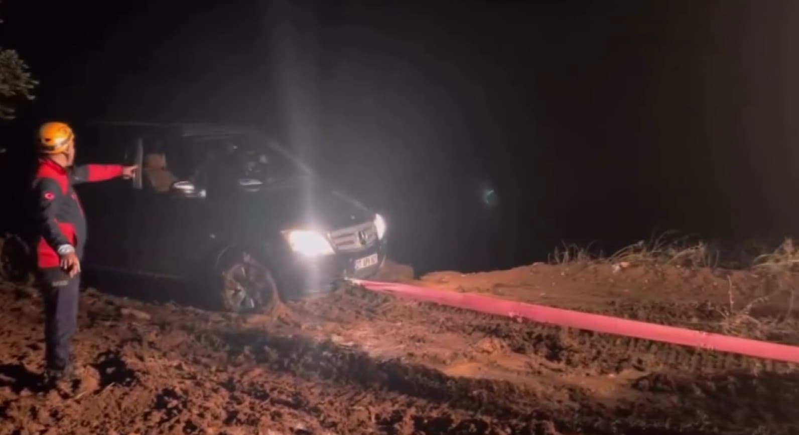 Kilis'te Çamura Saplanan Araçlar Ekiplerce Kurtarıldı