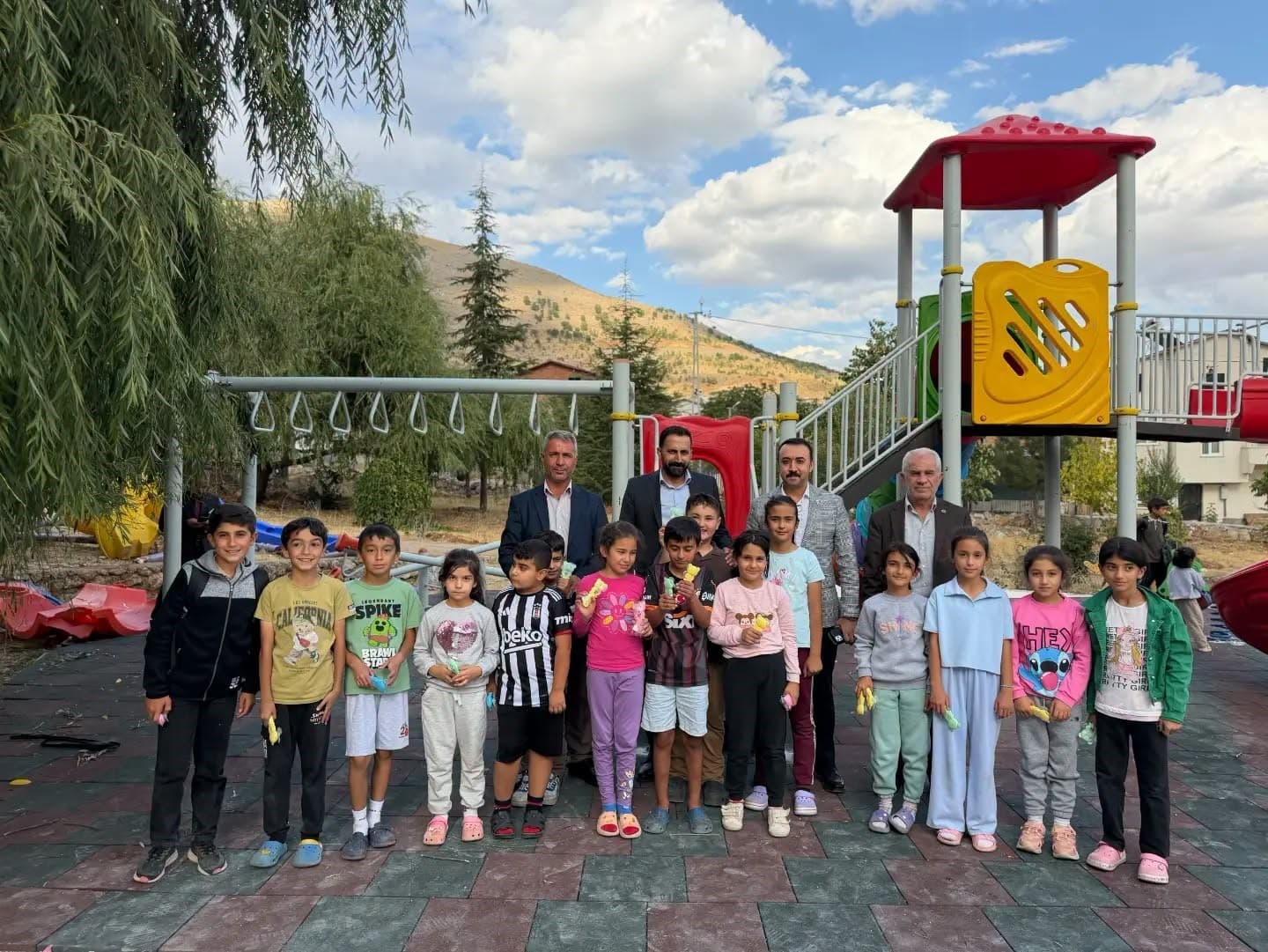 Kaymakam Özgür Pelvan Deprem Konutları ve Çocuk Parklarını Denetledi