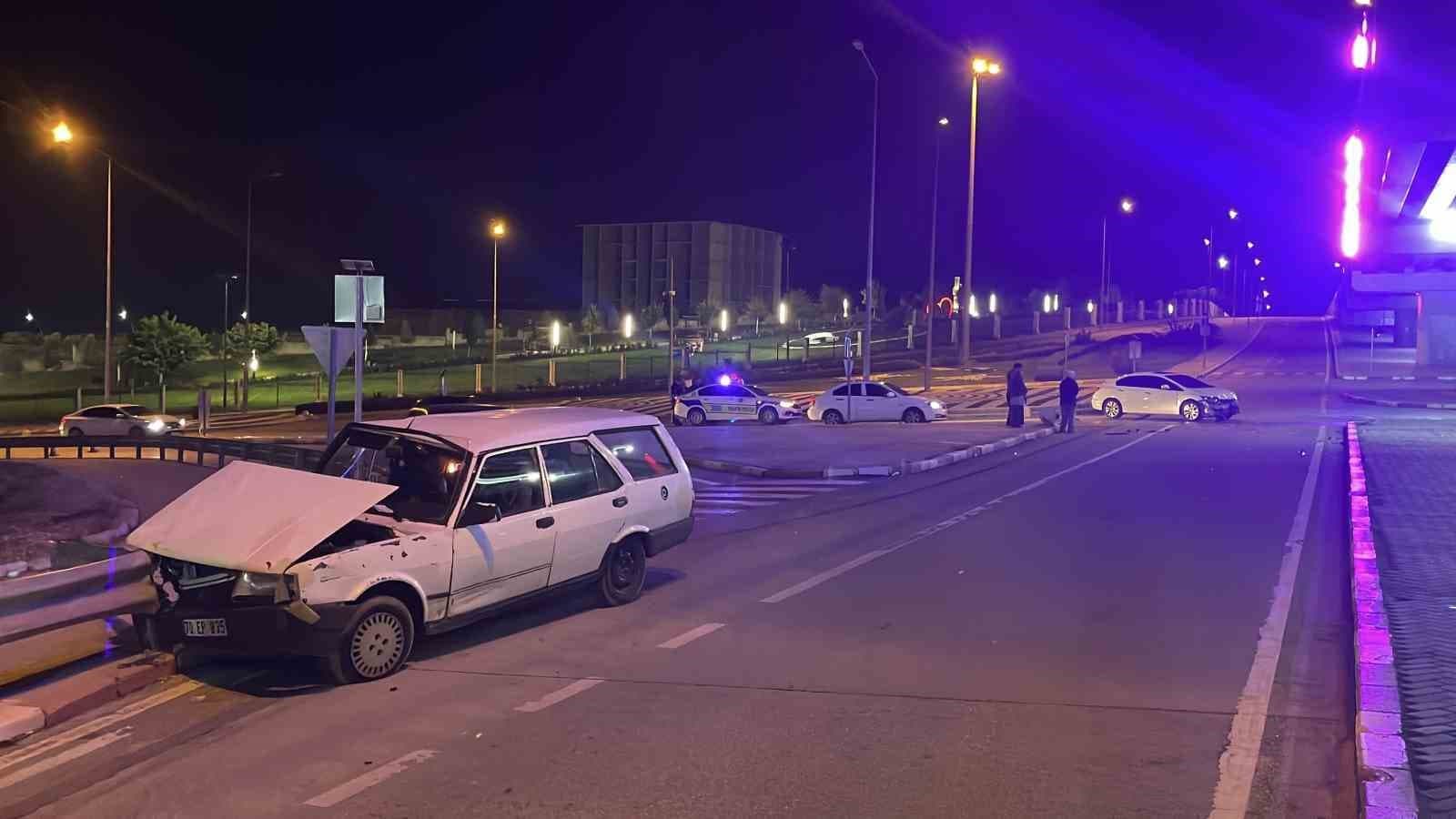 Karaman'da Kavşakta Çarpışan Araçlar Bariyerlere Çarptı: 2 Yaralı