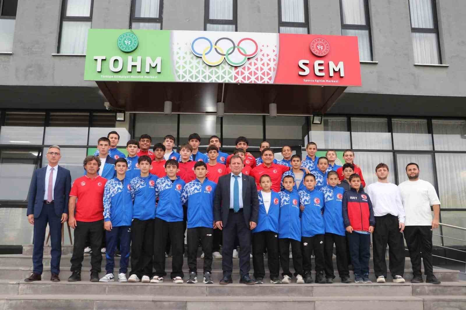 Balkan Şampiyonu Genç Güreşçilere Kutlama