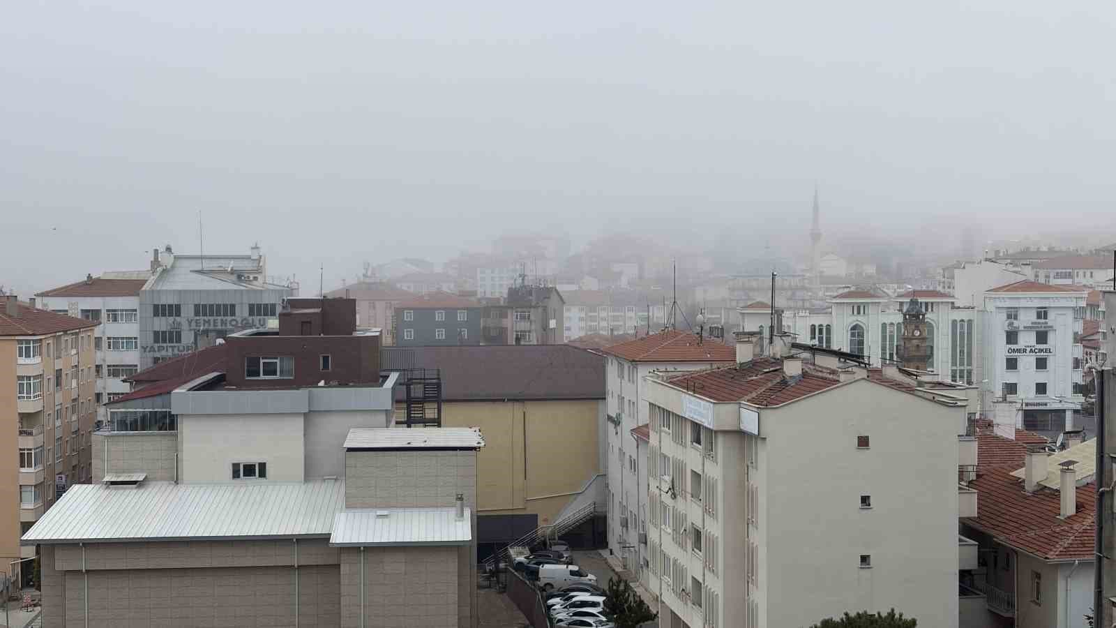 Yozgat'ta Yoğun Sis Alarmı: Görüş Mesafesi 30 Metreye Kadar Geriledi