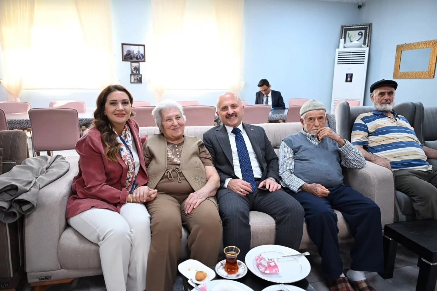 Vali Varol'dan Yaşlı Bakım Merkezine Ziyaret