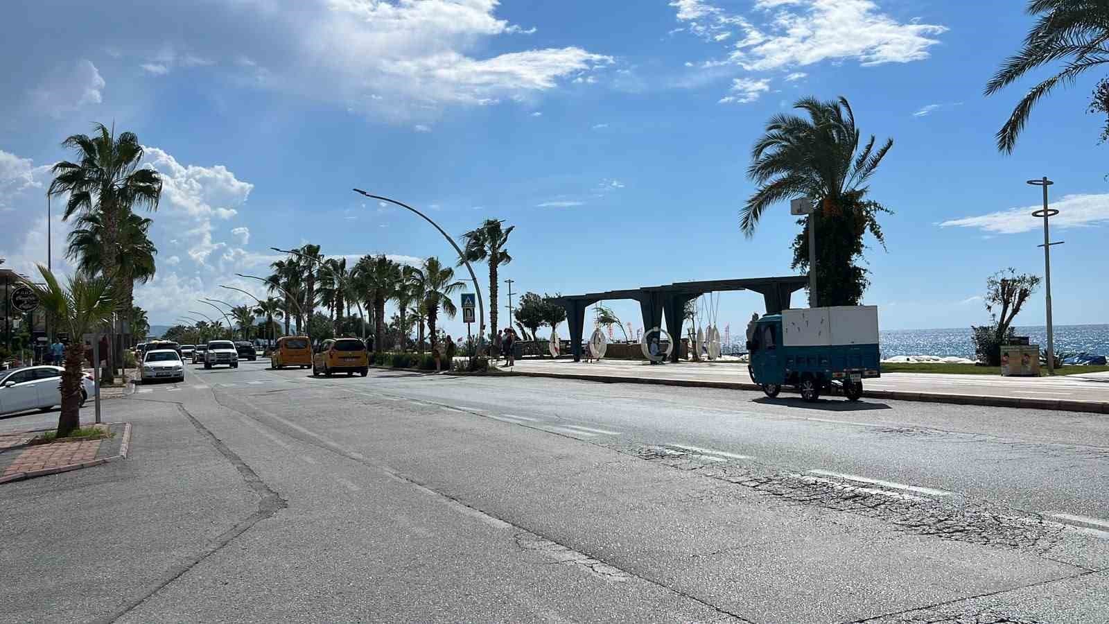 Alanya'da Otomobil ile Motosiklet Çarpıştı: 1 Ölü, 1 Yaralı