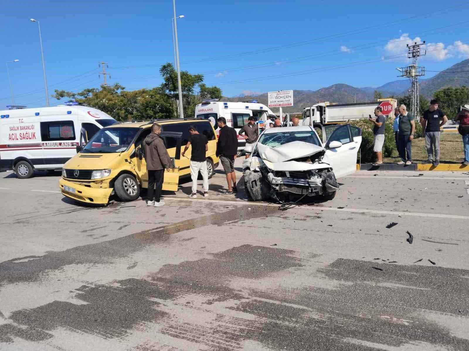 Fethiye'de Otomobil ve Kamyonet Çarpıştı: 5 Kişi Yaralandı