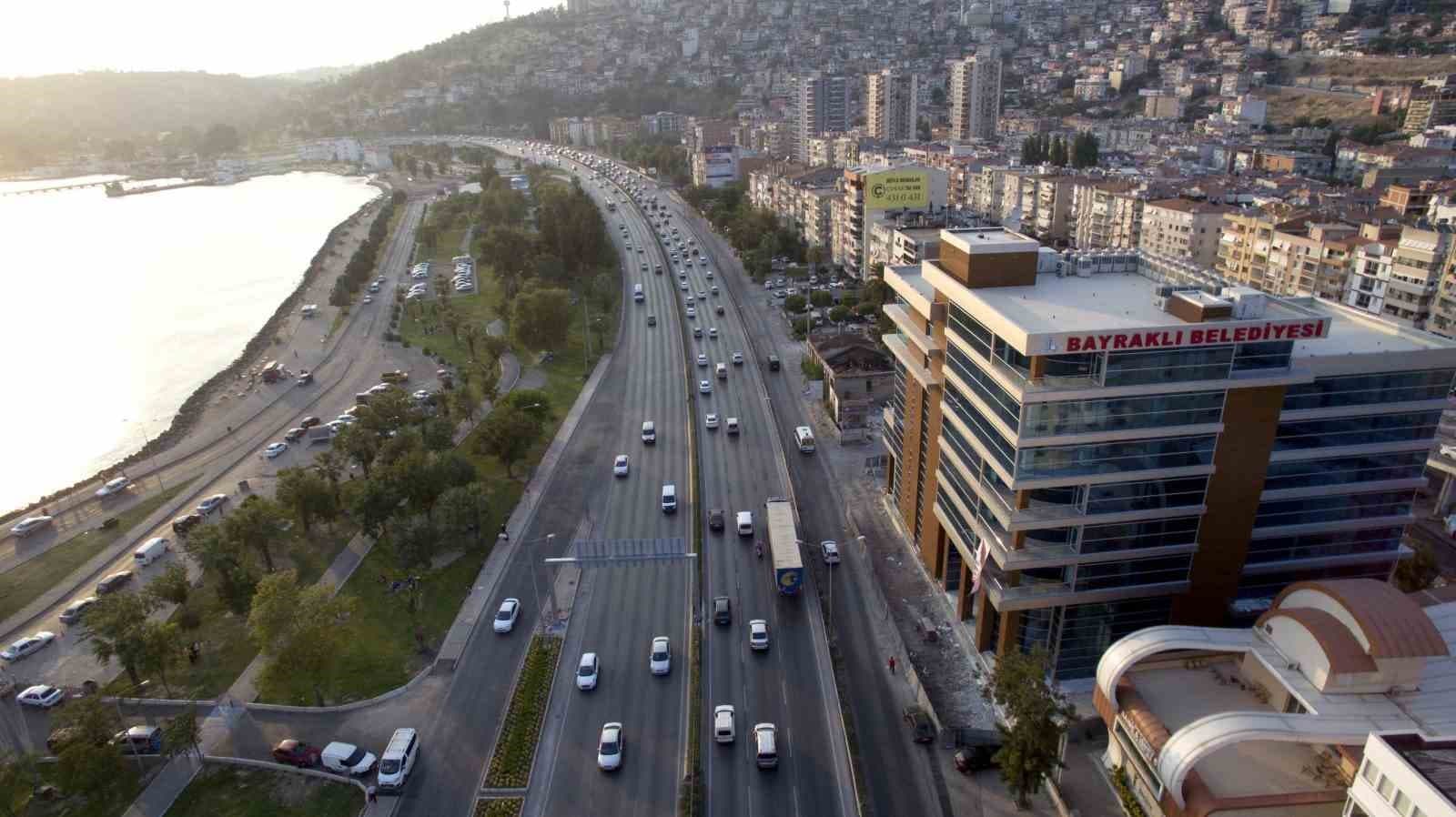 Bayraklı Belediyesi'nde Yolsuzluk Operasyonu: 20 Milyon Liralık Kamu Zararı ve Rüşvet Ağı