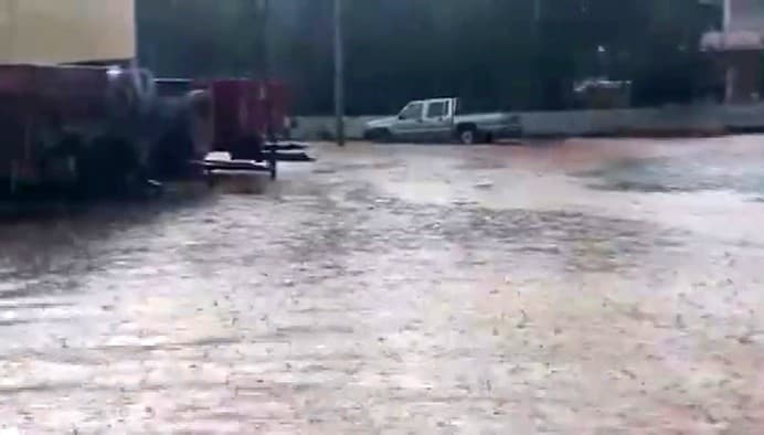 Gaziantep'te Şiddetli Dolu ve Sağanak Yağış Yaşamı Felç Etti
