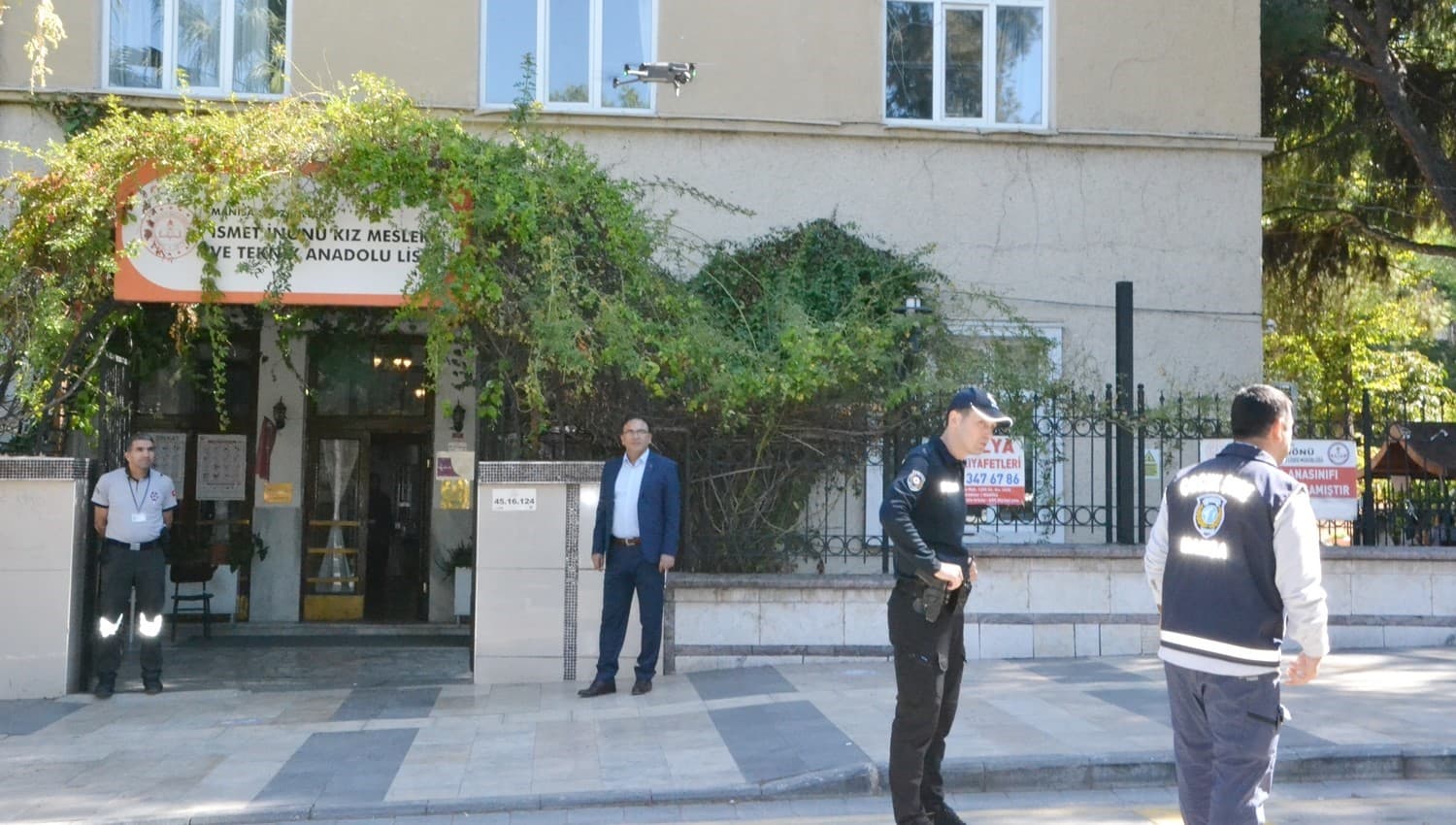 Manisa'da Eğitim Kurumları Çevresinde Güvenlik Operasyonu