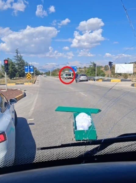 Isparta'da Cenaze Nakil Aracından Tabut Düştü