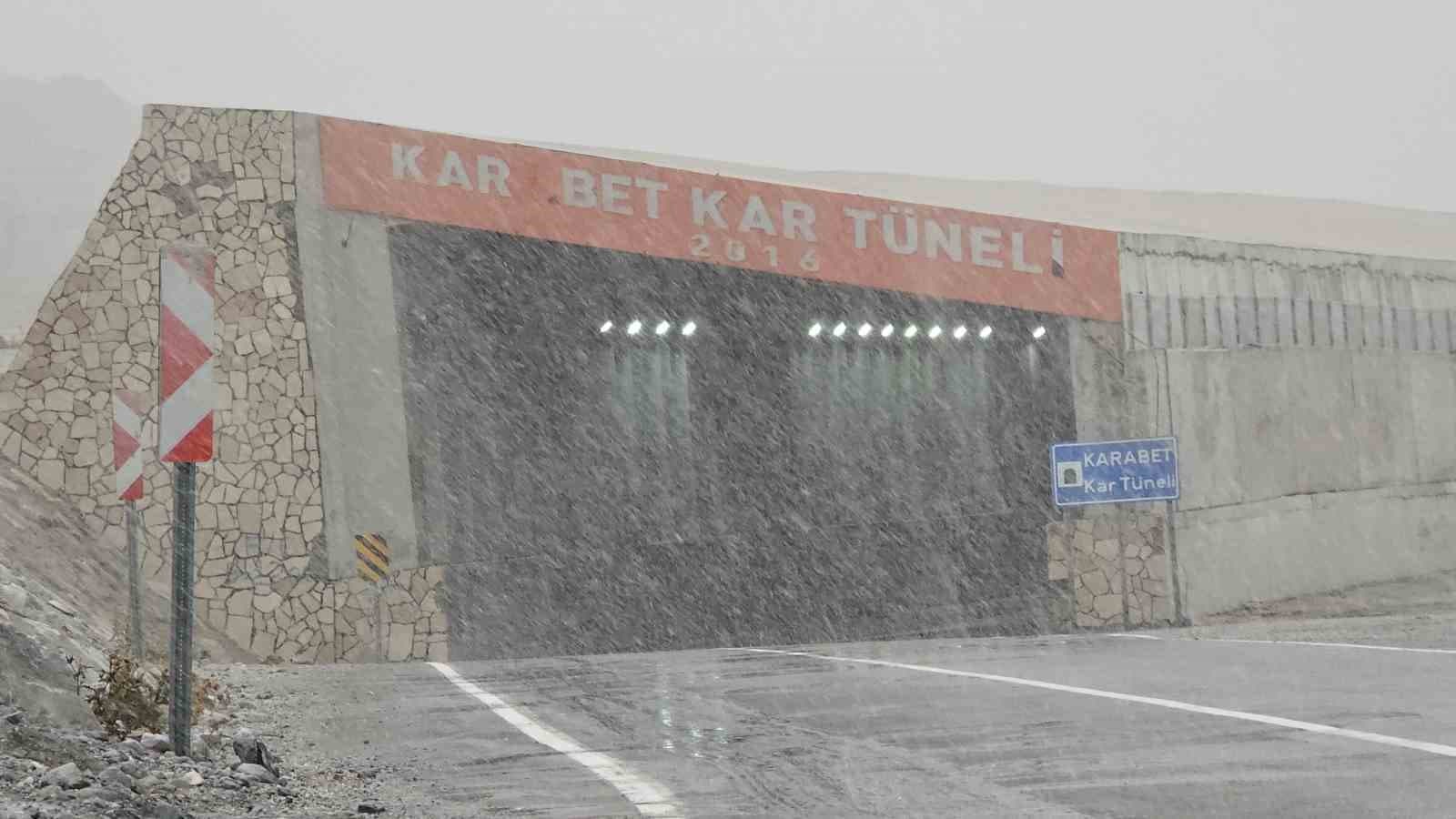 Karabet Geçidi'nde Kar ve Sis Ulaşımı Zorlaştırıyor