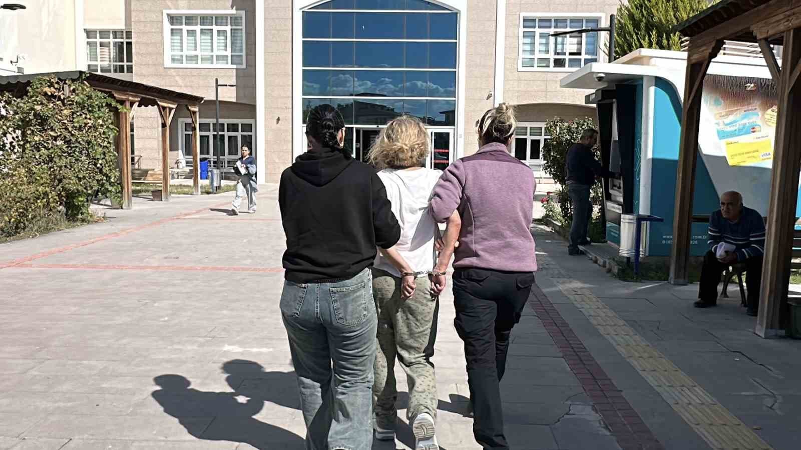Burdur'da Araçların Önüne Atlayan Ukraynalı Kadın Sınır Dışı Ediliyor