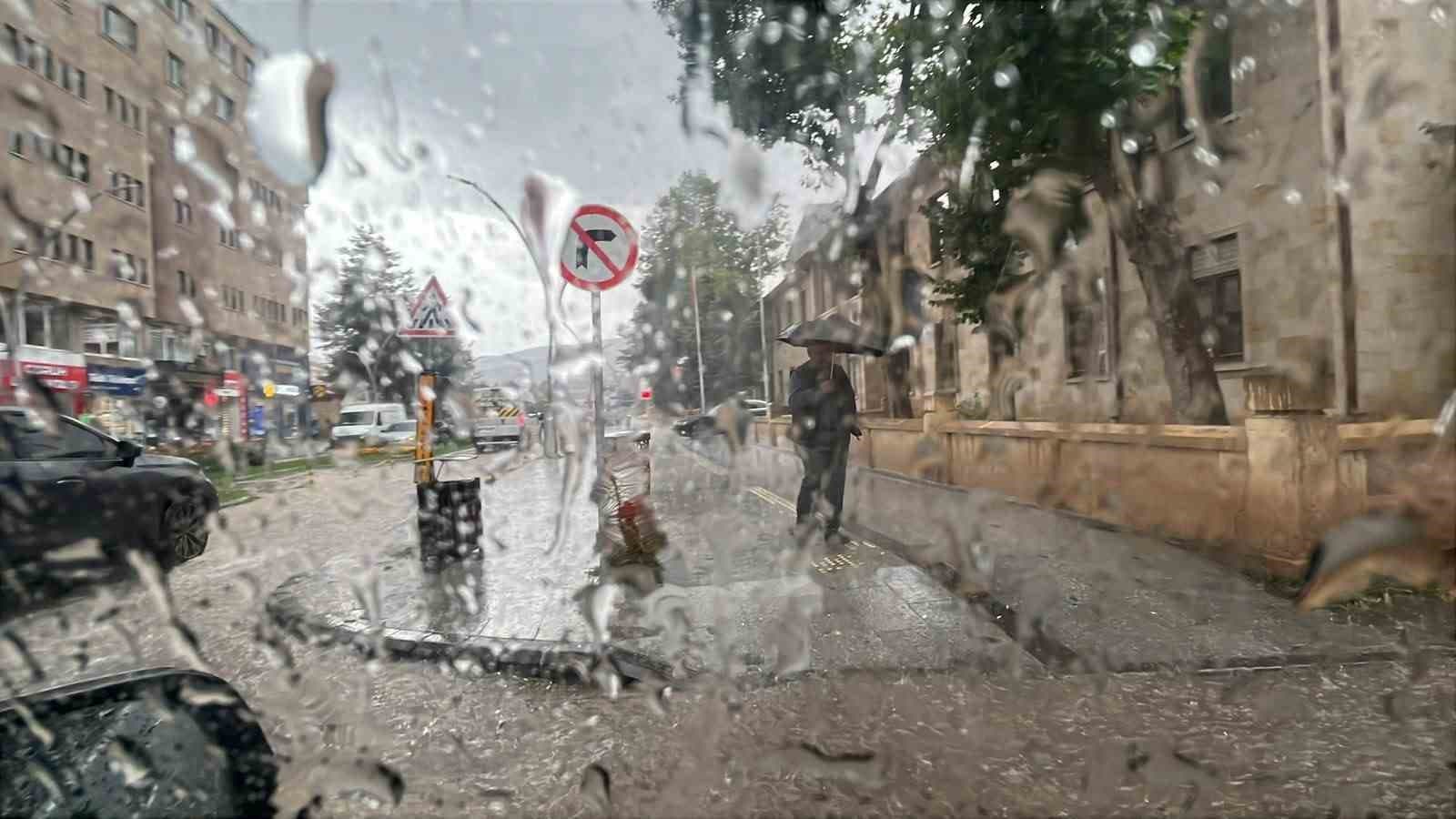Bayburt'ta Şiddetli Sağanak Yağış Günlük Yaşamı Aksattı