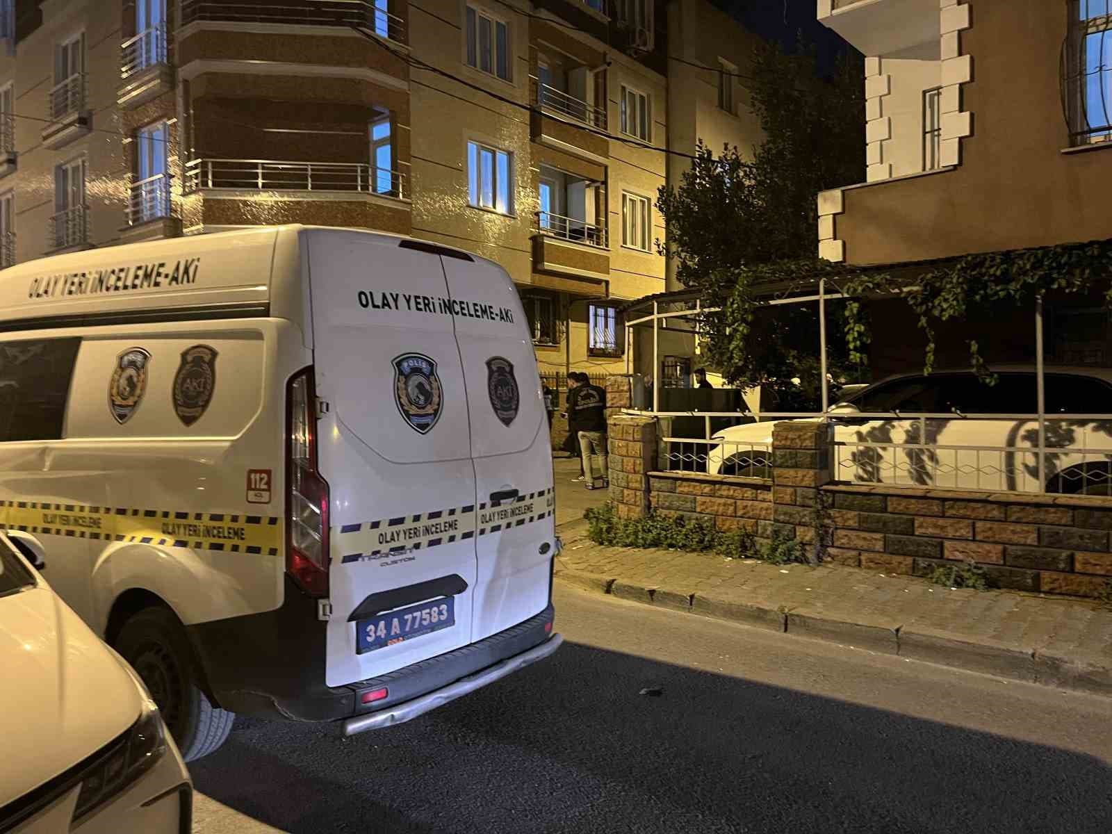 Küçükçekmece'de Motosikletli Saldırganlardan Silahlı Saldırı: 1 Ağır Yaralı