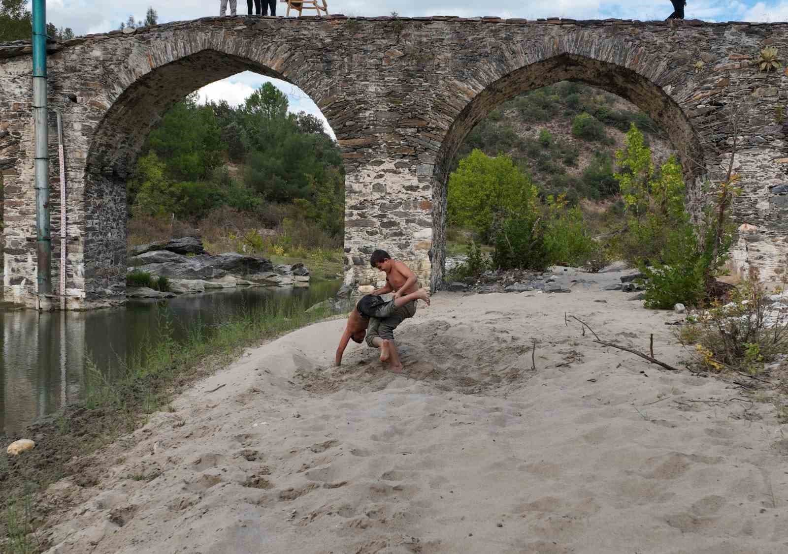 Gördesli Gençler Sporla Tarihi Keşfediyor