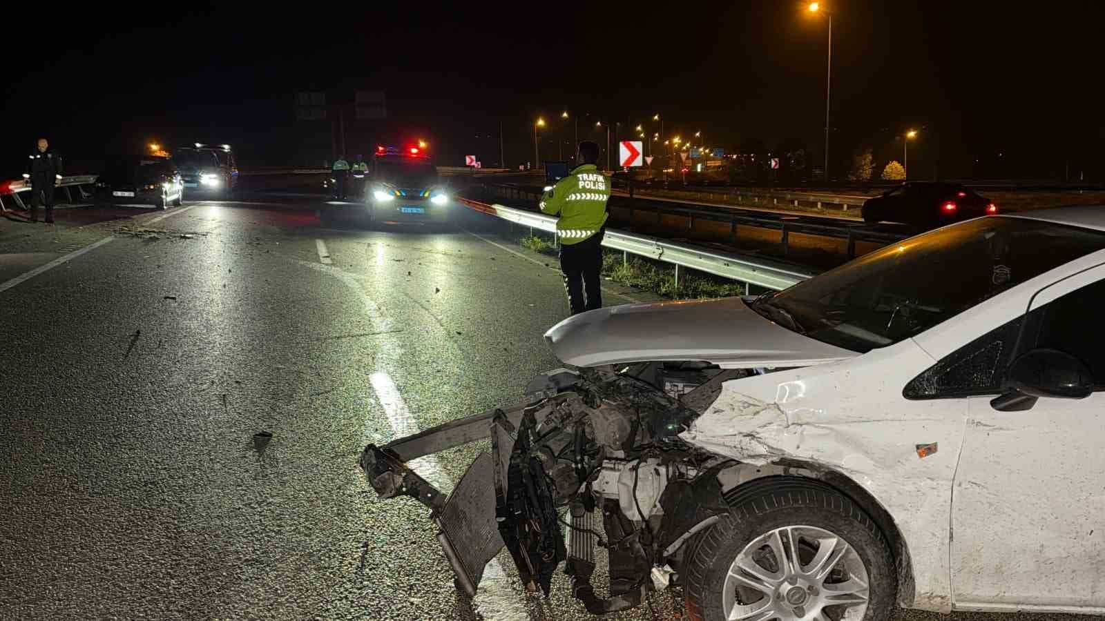 Düzce'de Kontrolden Çıkan Otomobil Bariyerlere Çarptı: 1 Yaralı