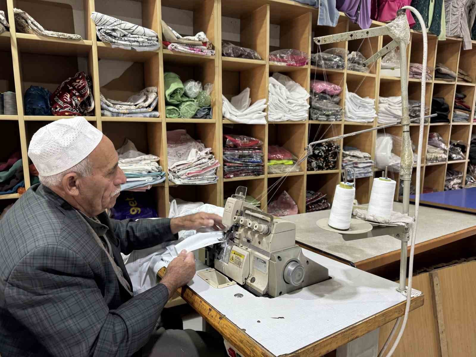 72 Yaşındaki Ahmet Hacı, Oğlundan Devraldığı Terzilik Mesleğini Yaşatıyor