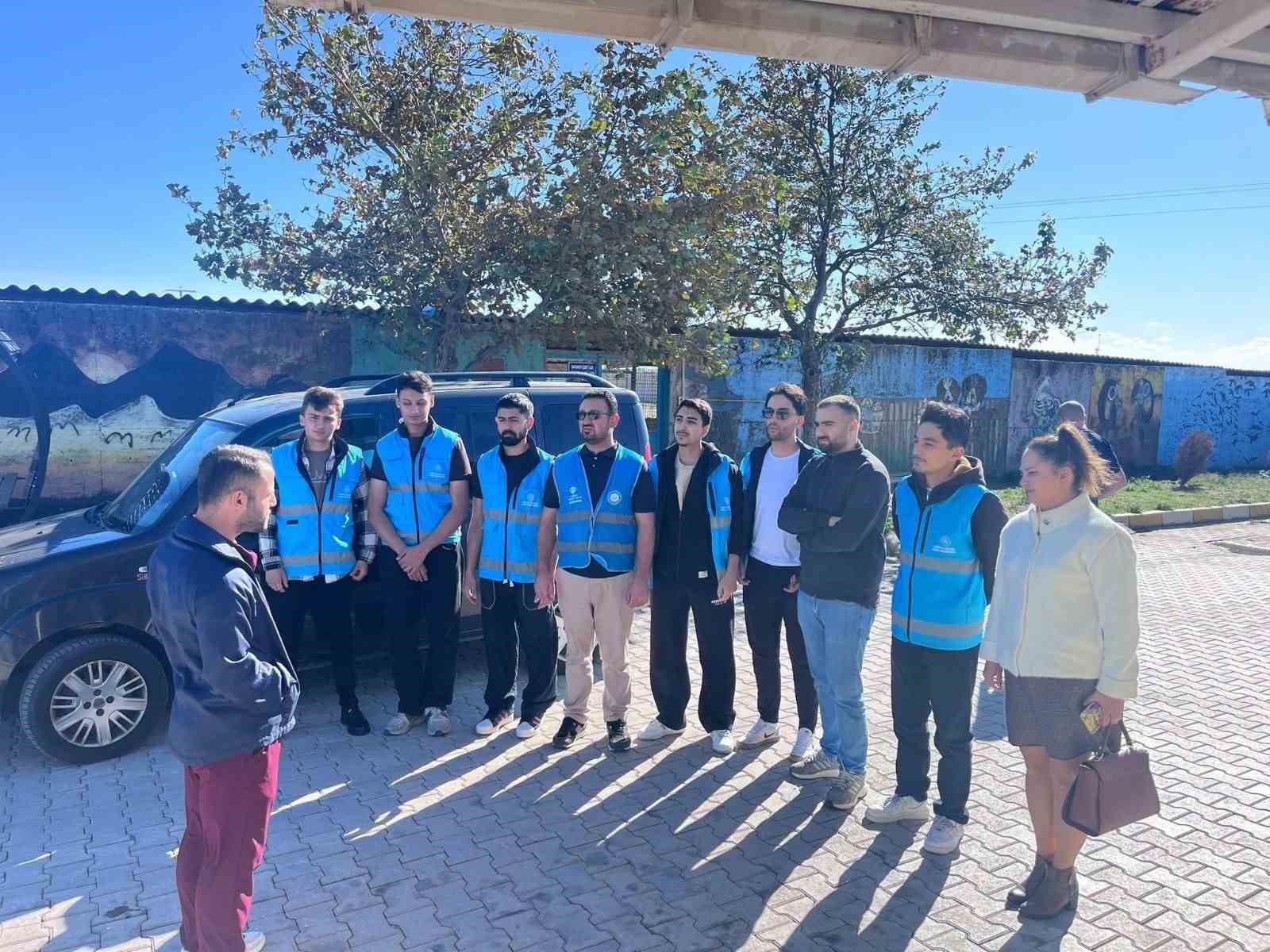 Kuşcenneti KYK Öğrencilerinden Sokak Hayvanlarına Anlamlı Ziyaret