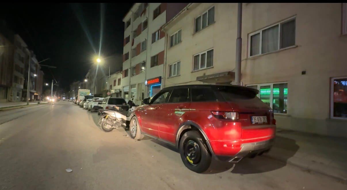 Eskişehir'de Alkollü Sürücü Park Halindeki Araca Çarptı