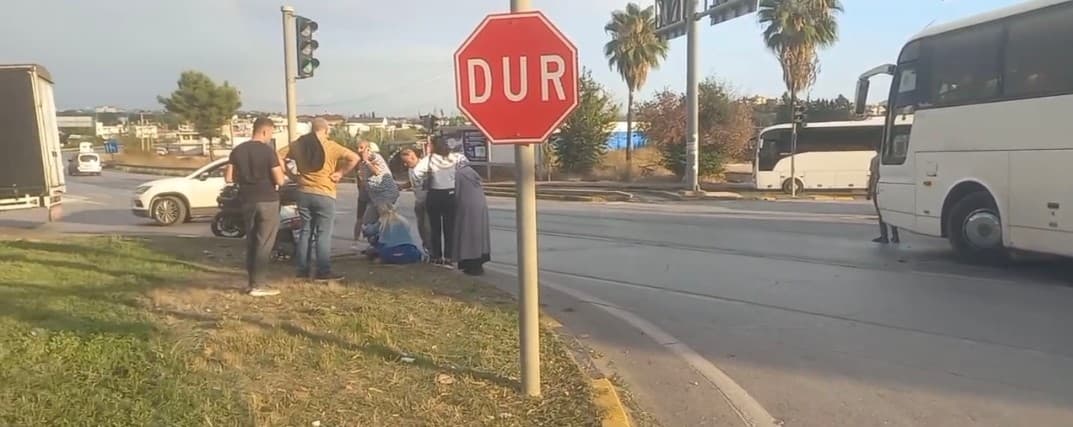 Manavgat'ta Servis Aracı ile Motosiklet Çarpıştı: 1 Yaralı