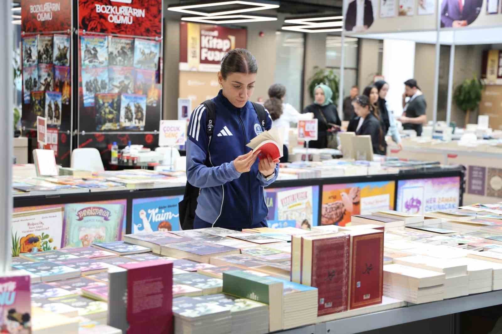 İşitme Engelli Sporcu İrem Topaloğlu Kitap Fuarı'nı İşaret Diliyle Keşfetti