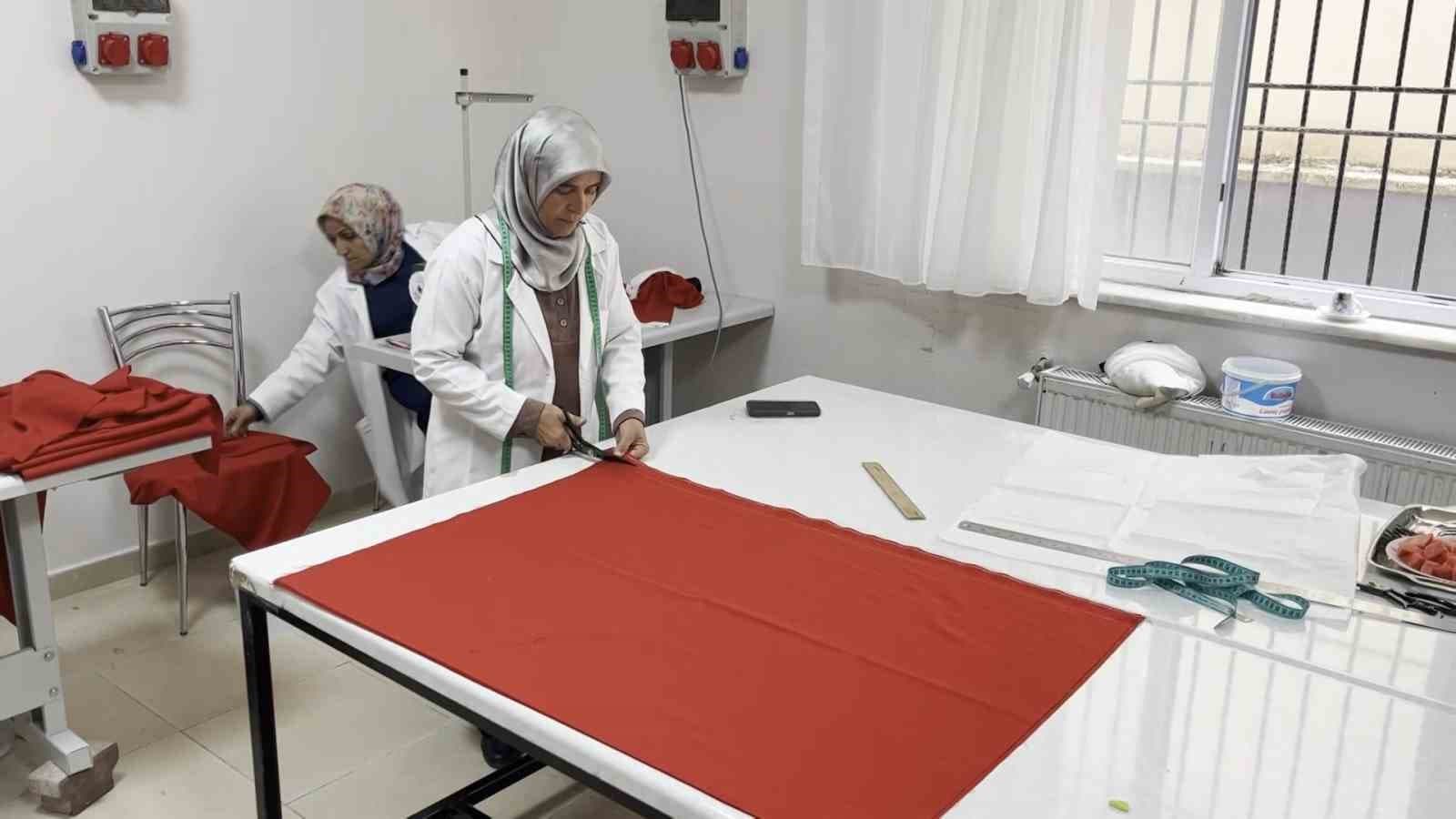 Oğuzeli'nde Cumhuriyet Bayramı İçin El Emeği Türk Bayrakları Üretiliyor