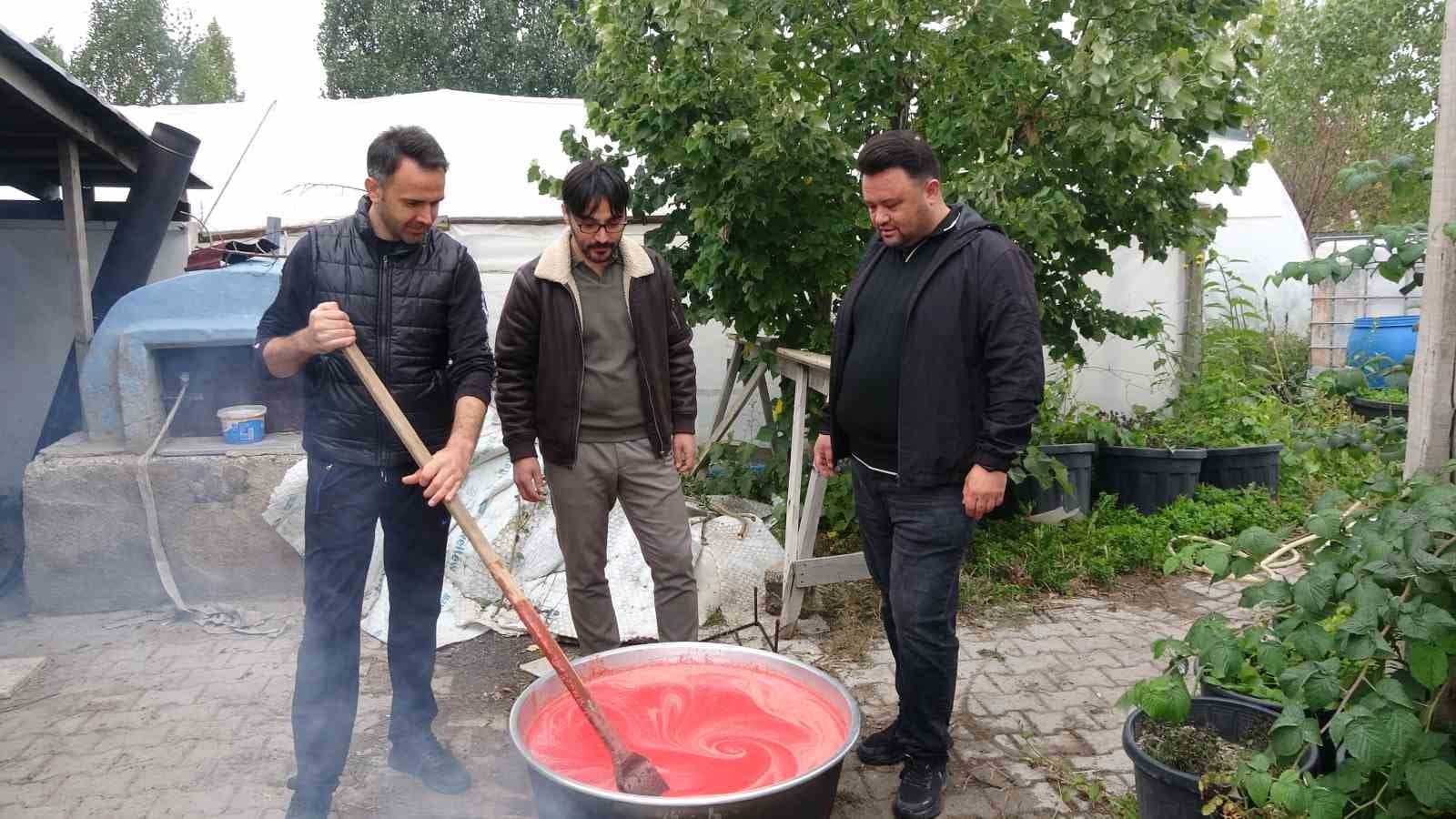 Sorgun'da Üç Arkadaş Eşlerine Destek Olmak İçin Geleneksel Yöntemlerle Salça Hazırladı