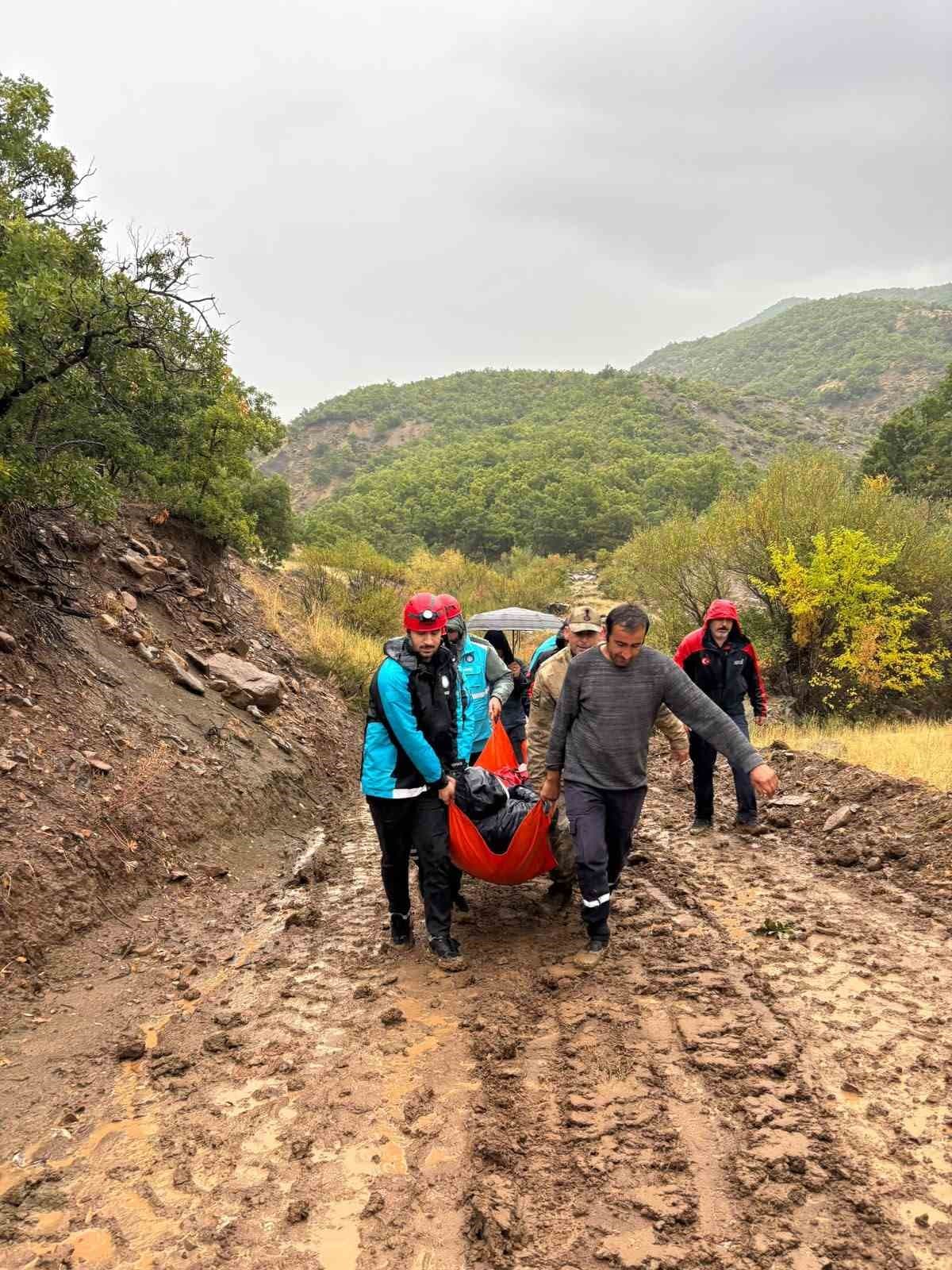 Yolu Kapanan Köyde Mahsur Kalan Engelli Vatandaşa Ekipler Yetişti