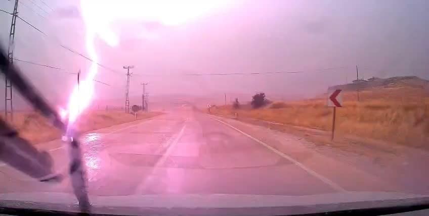 Elazığ'da Yıldırım Anı Araç Kamerasına Yansıdı