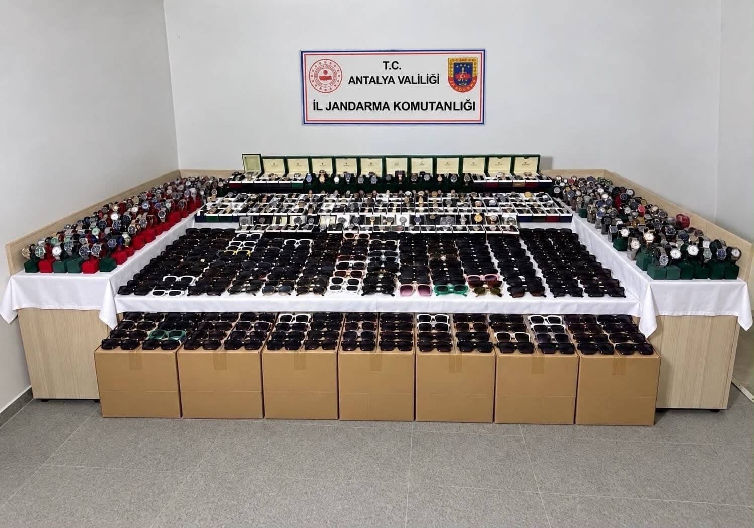 Antalya'da Milyonluk Kaçak Saat ve Gözlük Operasyonu