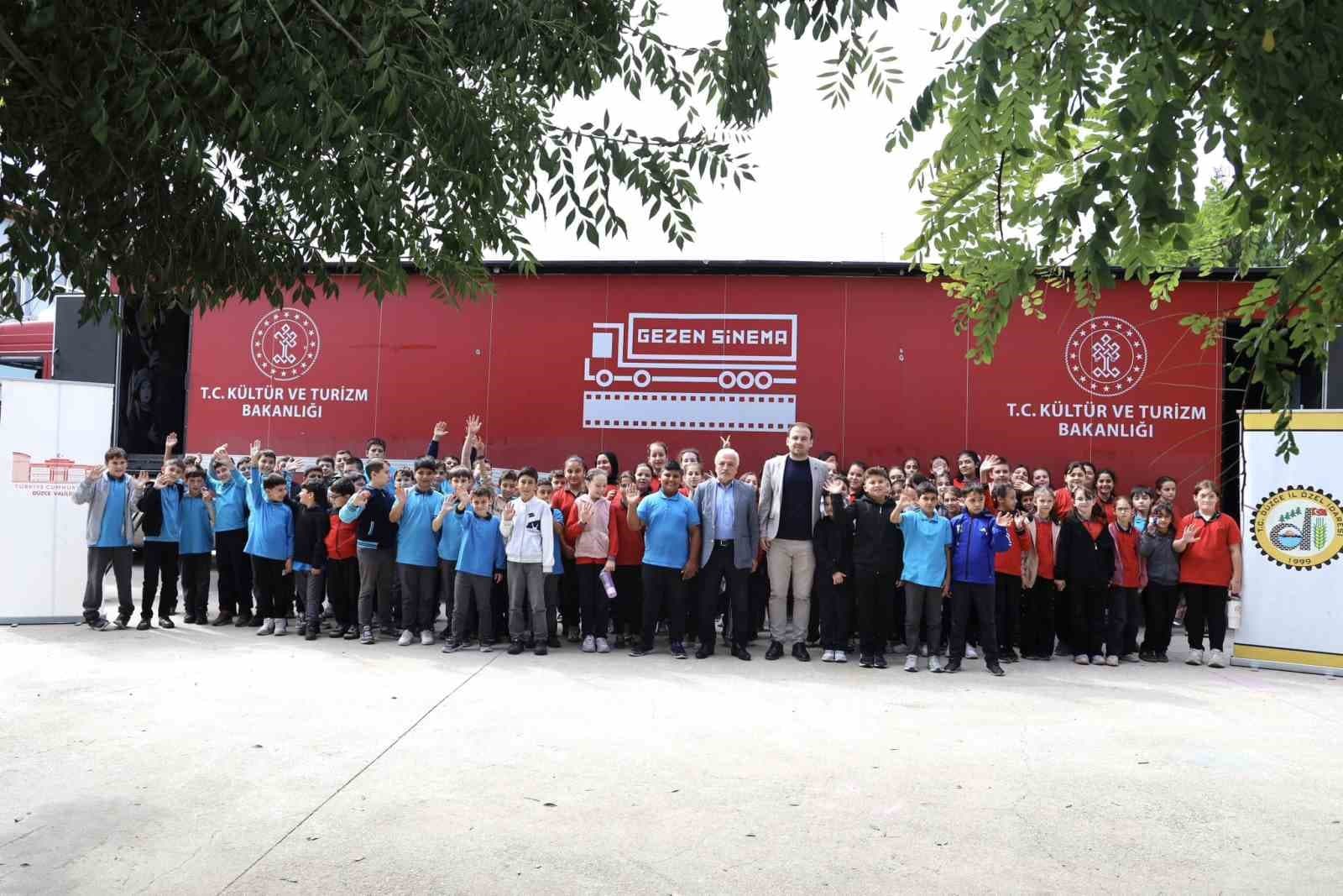 Gezen Sinema Tırı Köy Okullarındaki Öğrencilerle Buluşuyor