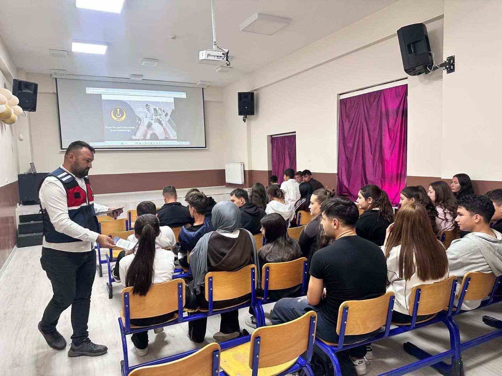 Dinar'da Öğretmen ve Öğrencilere Siber Güvenlik Eğitimi