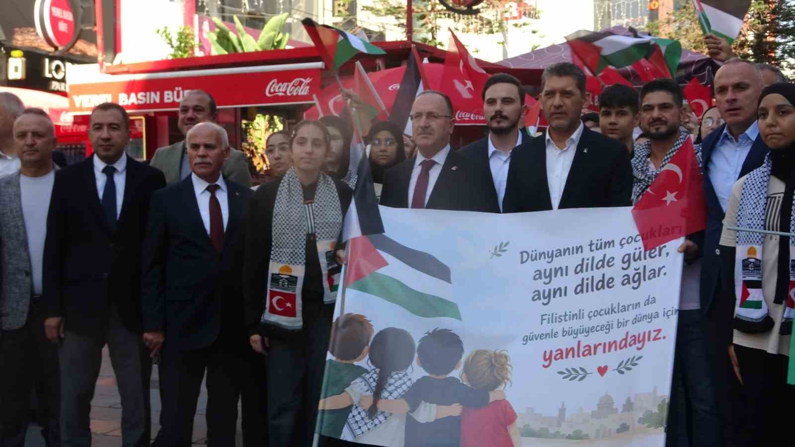 Antalya'da Binlerce Öğrenci Filistin İçin Yürüdü