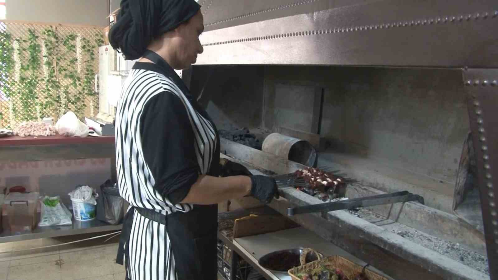 Şanlıurfa'da Ciğer Kebabı Geleneğine Kadın Ustalar Damga Vuruyor