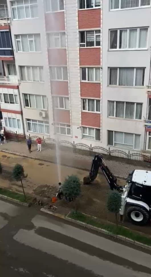Giresun'da Altyapı Çalışması Sonrası Su Borusu Patladı