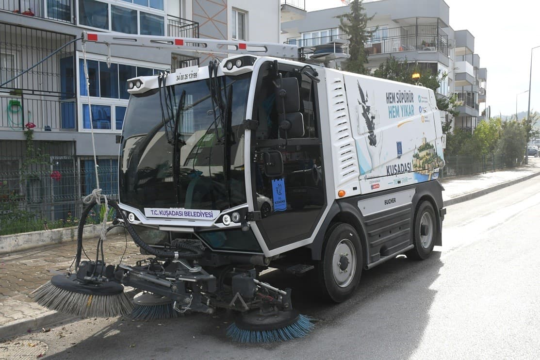 Kuşadası'nın Dar Sokakları 'Küçük Dev' ile Temizleniyor