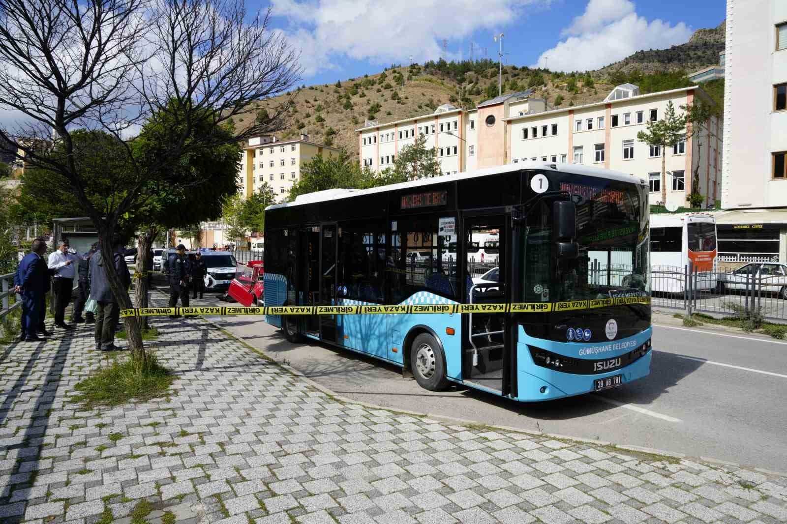 Gümüşhane'de Otomobil Duraktaki Belediye Otobüsüne Çarptı: 2 Yaralı