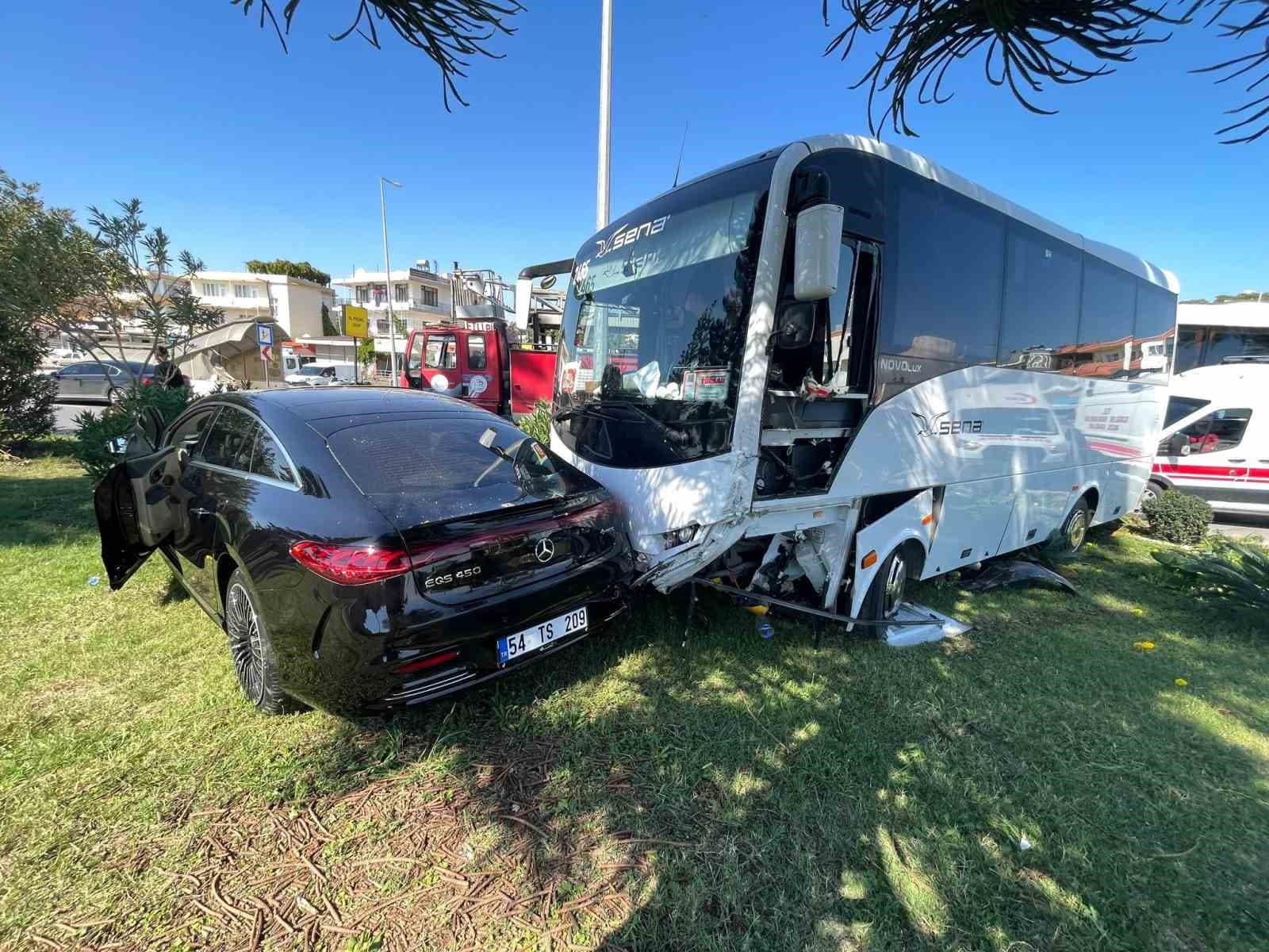 Alanya'da Midibüs ile Otomobil Çarpıştı: 2 Yaralı